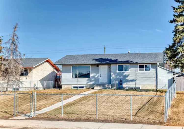 House For Sale in Calgary, Alberta