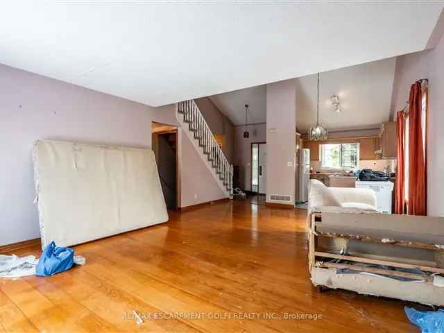 Charming 15 Storey Home in Western Hill Near Amenities