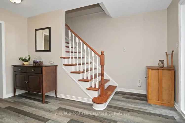 4-Bedroom Barrhaven Home Updated Kitchen No Rear Neighbours