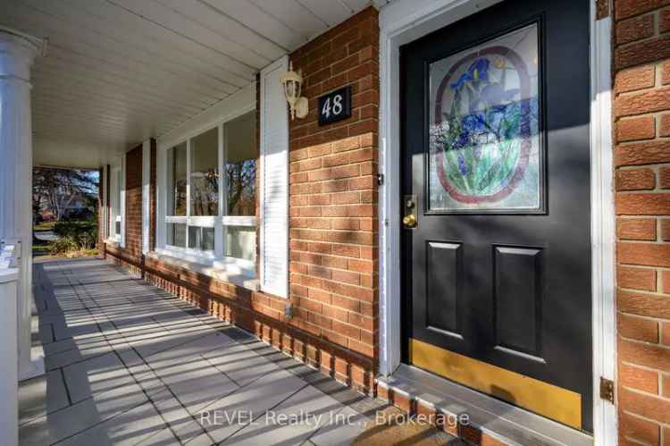 Port Dalhousie Bungalow: 3 1 Bedroom Home with Pond Views