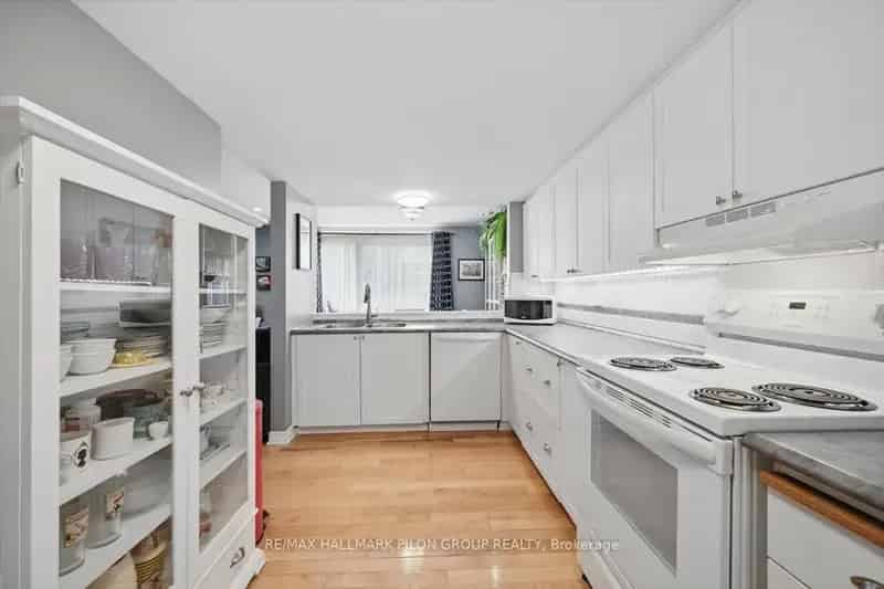 Bright Blossom Park 2-Storey Upper Unit - Updated Kitchen & Balcony