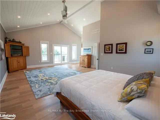 Honey Harbour Waterfront Home - Private Beach - 3600 sq ft