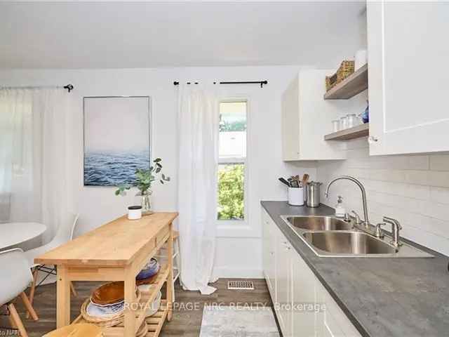 Charming Crystal Beach Home: Fully Renovated 2 Bedroom House Near Beach