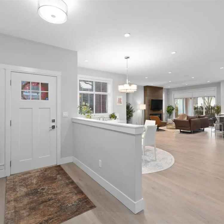 Hyde Park Townhouse for Sale: Open Concept, Gourmet Kitchen, Private Yard