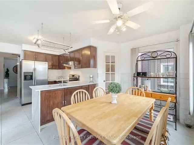 Executive Family Home 4+2 Bedrooms Finished Basement Updated Kitchen