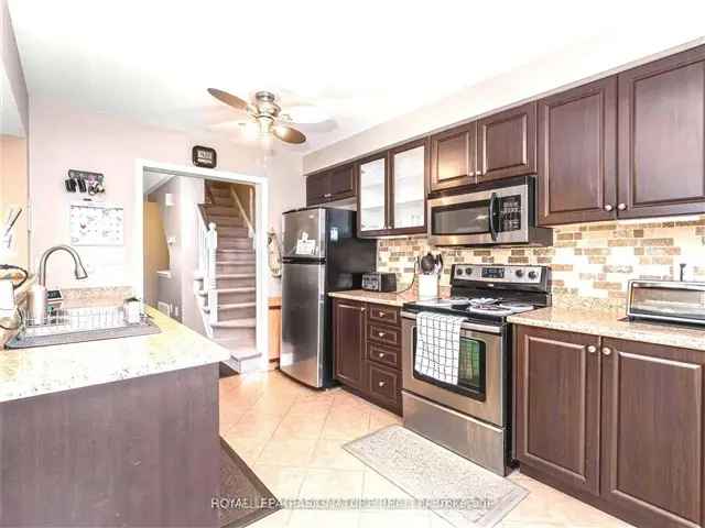 Townhouse For Rent in 52, Gleave Terrace, Milton, Ontario