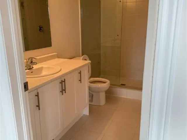 Townhouse For Rent in Oakville, Ontario