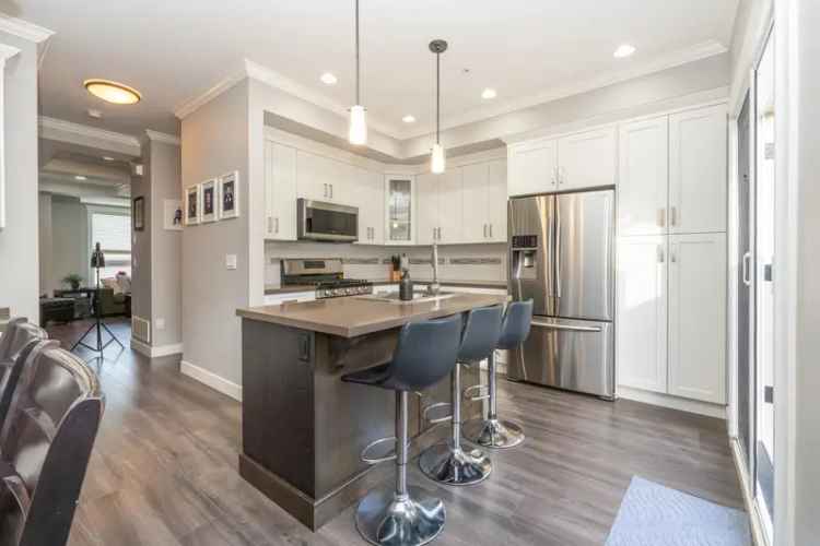 A $949,900.00 Townhouse with 4 bedrooms in Thornhill MR, Maple Ridge