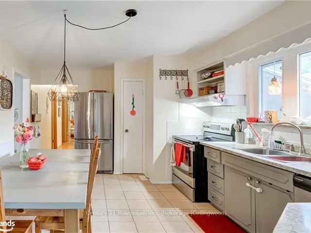 4-Bedroom Raised Bungalow Near Downtown Collingwood