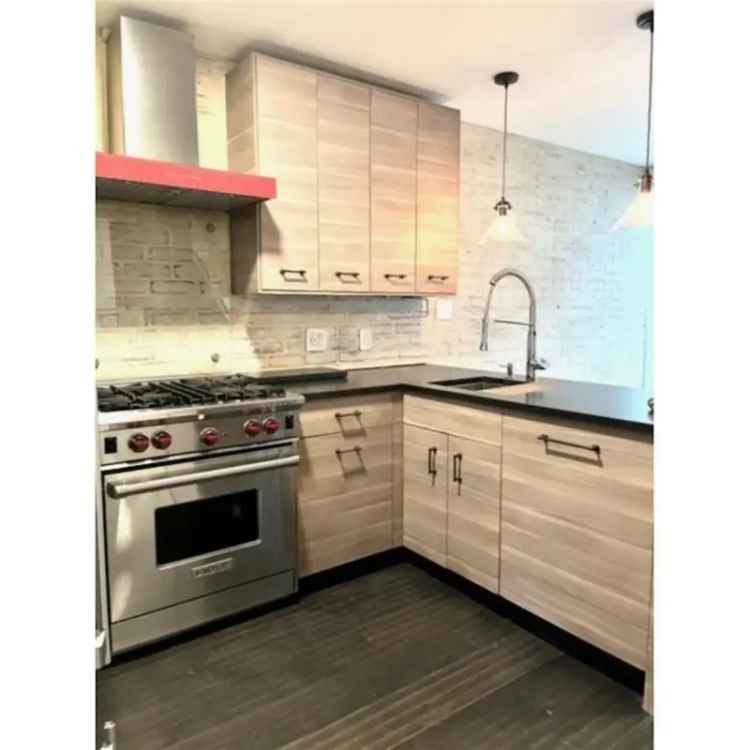 Yaletown 1-Bedroom Townhouse for Rent - Pet-Friendly