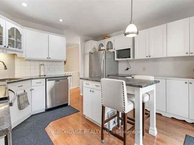 Lindsay Bungalow 2 1 Bedroom 2 Bath Finished Basement Close To Park Hospital