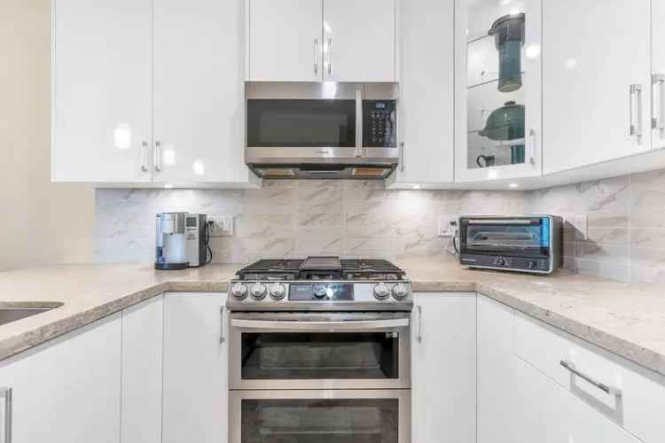 Luxury 1 Bed + Den Corner Unit in Yorkson Park East