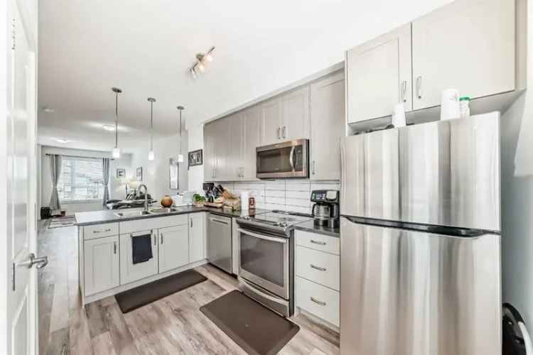 Evanston Loop Townhouse: 2-Bed, 2.5-Bath, Modern Kitchen, Bonus Room, 2-Car Garage
