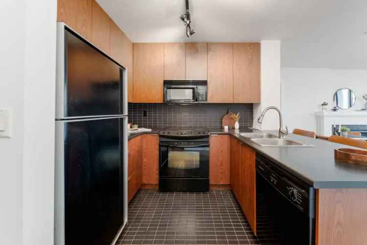 Kitsilano Condo for Sale: 2 Bed, 2 Bath, Pet-Friendly, Near Kits Beach