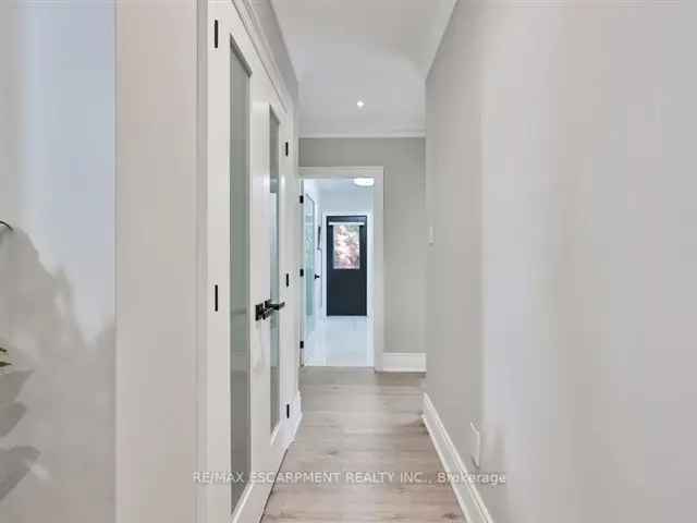 House For Sale in Oakville, Ontario