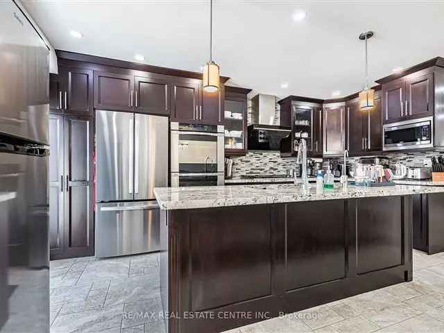 Erin Mills Home: 4 Beds, Gourmet Kitchen, Family Friendly