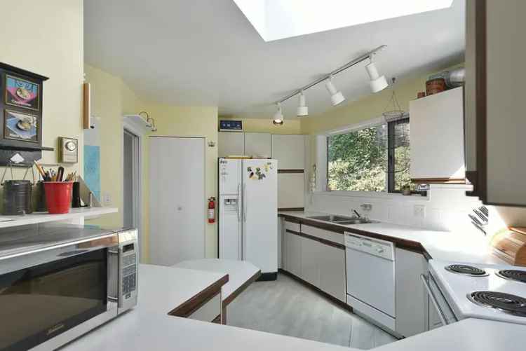 Sechelt Waterfront Property: Ocean Views & Family-Sized Home
