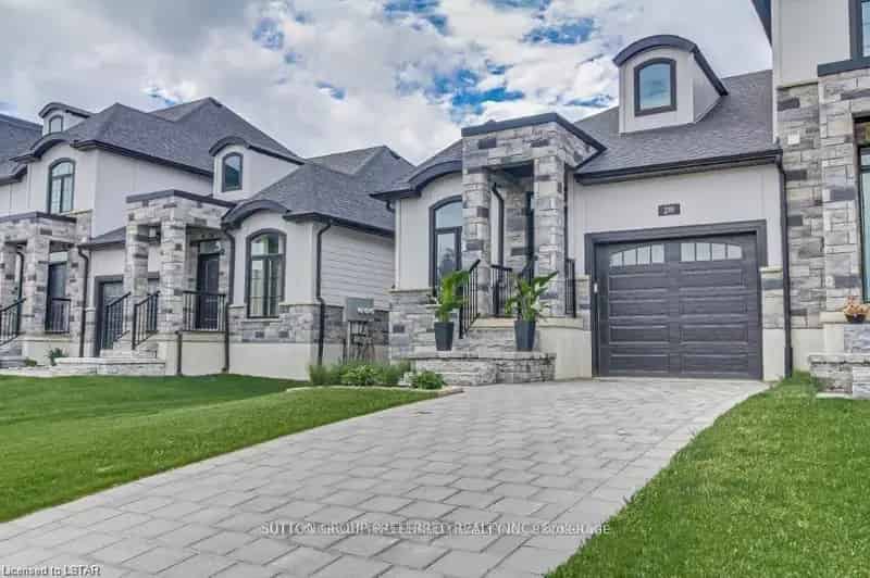 Executive Townhome in Kilworth 1292 sq ft Open Concept