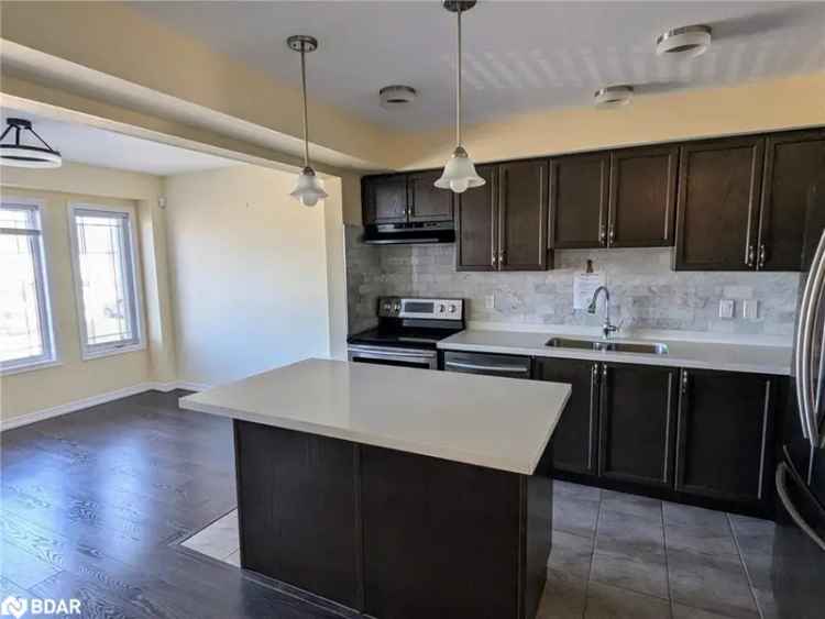 Modern 3-Bedroom Townhouse Near GO Train