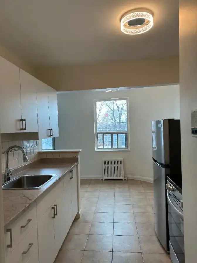 Newly Renovated Apartment Near Metro Shops