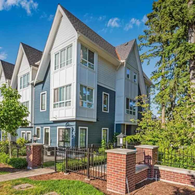 Grandview Heights Townhouse 3 Beds 2.5 Baths Double Garage