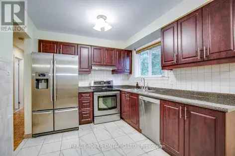 3 Bedroom 151m² Raised Bungalow in Streetsville