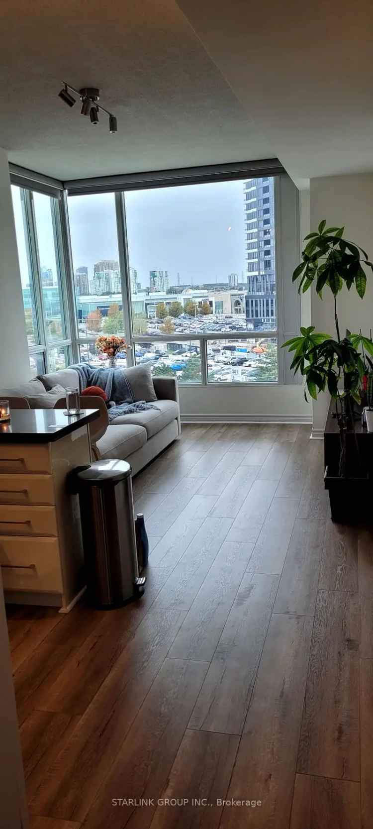 Condo For Rent in 220, Burnhamthorpe Road, Toronto, Ontario