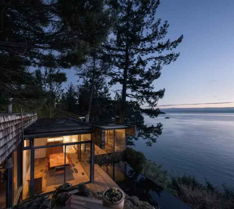 A $4,198,000.00 House/Single Family with 3 bedrooms in Whytecliff, West Vancouver