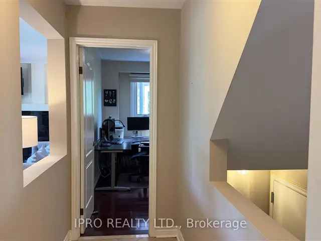 House For Sale in Mississauga, Ontario