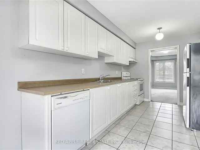 Spacious 3-Bedroom Townhouse Near Upper Canada Mall