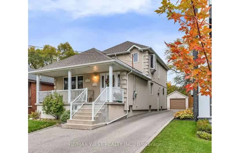 Buy House in Yorkdale-Glen Park with Spacious Layout and Large Garden