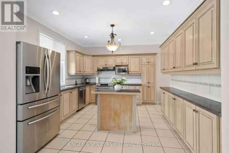 Luxury 5-Bed Cumberland Home Private Lot Updated Kitchen Baths