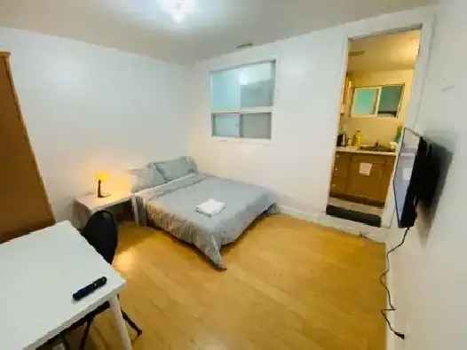 Kensington marke 3rd floor Bachelor apt Available Now/ Dec 1st