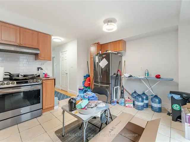 3 Bed 2.5 Bath Freehold Townhome in Lisgar