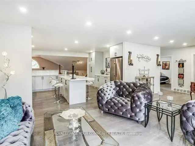 House For Sale in Newmarket, Ontario