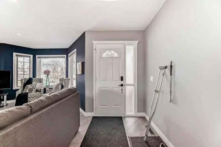 Fully Renovated Walkout Bungalow Townhome in Lincoln Park
