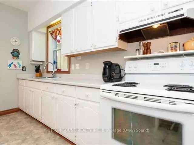 2.5 Storey Century Home 3 Bed 1 Bath Family Neighbourhood