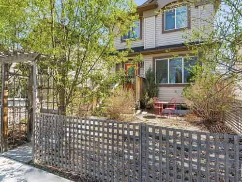 3 Bed 2.5 Bath Half Duplex For Sale in Montrose Edmonton