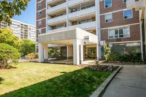 1 Bedroom 440 m² Apartment in Toronto with Pool and Parking