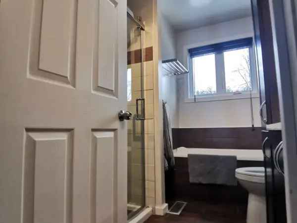 Renovated Bungalow near Amenities Sainte-Thérèse