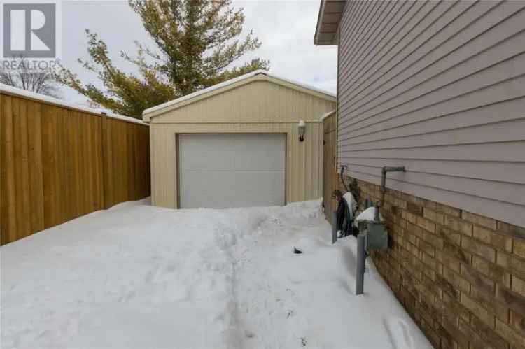 3 2 Bedroom Home with Garage and Deck Near Lambton College