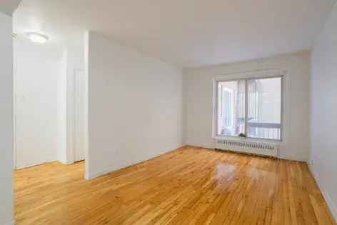 Rent 1 Room Apartment in Montreal with Proximity to Public Transport