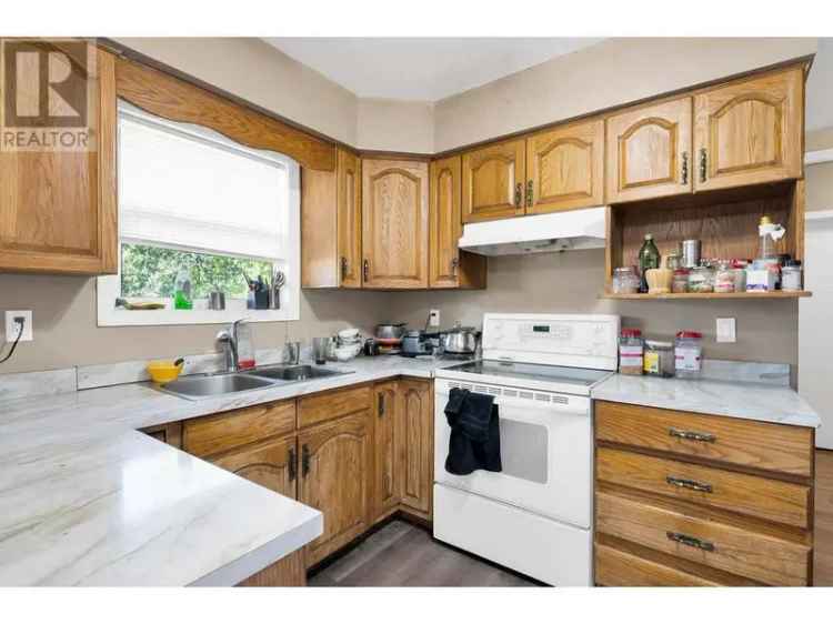Family Home Close to Amenities Two Kitchens Large Deck