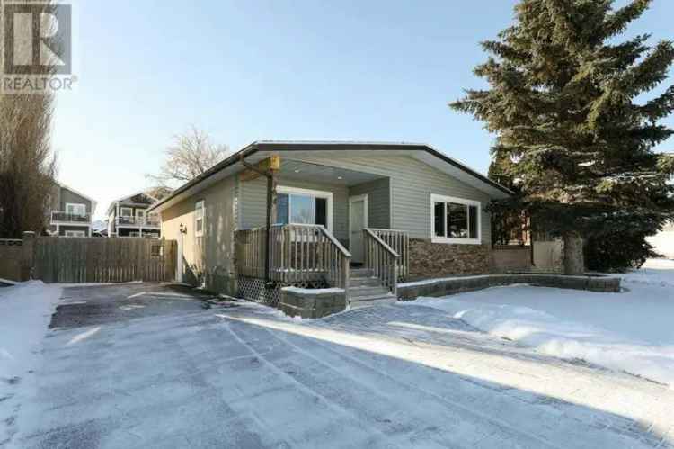 Beautifully Updated Home in Coalhurst Near West Lethbridge