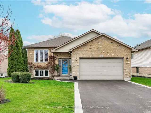 Charming Raised Bungalow in Mount Hope Family Friendly Updated