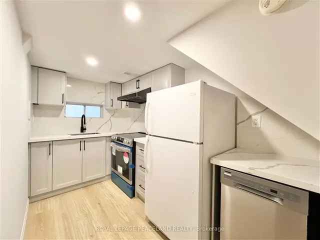 Bright 3 2 Beds Detached Home in Danforth Village