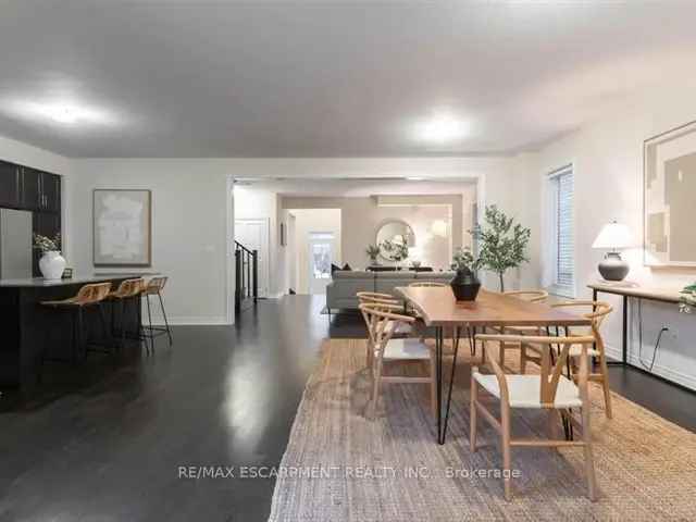 Detached Home near Parks and Top Schools - Modern Kitchen and Open Concept