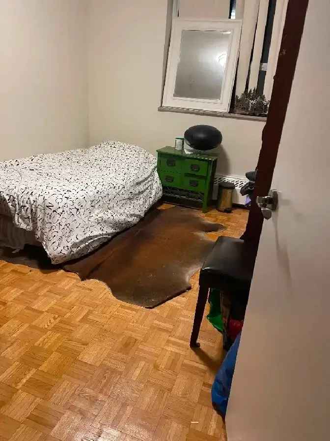 Room for Rent Women's Only Near Bayview Village with Utilities Included