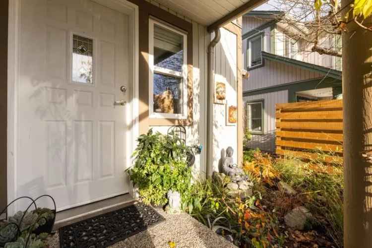 Townhouse For Sale in Gibsons, British Columbia