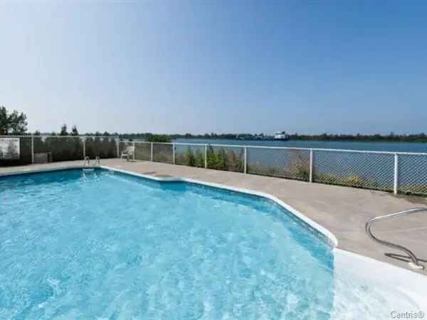 Spacious Condo with River View Montérégie